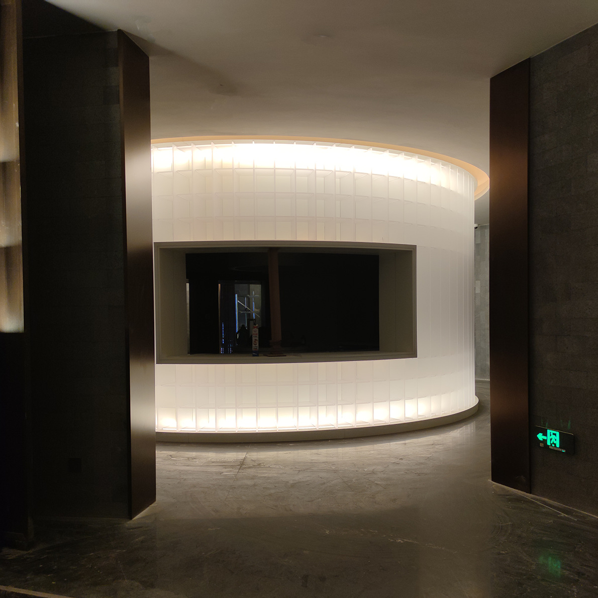 定制亚克力发光展柜 酒店高端有机玻璃酒柜 轻奢风多宝阁加工厂家 图片 2