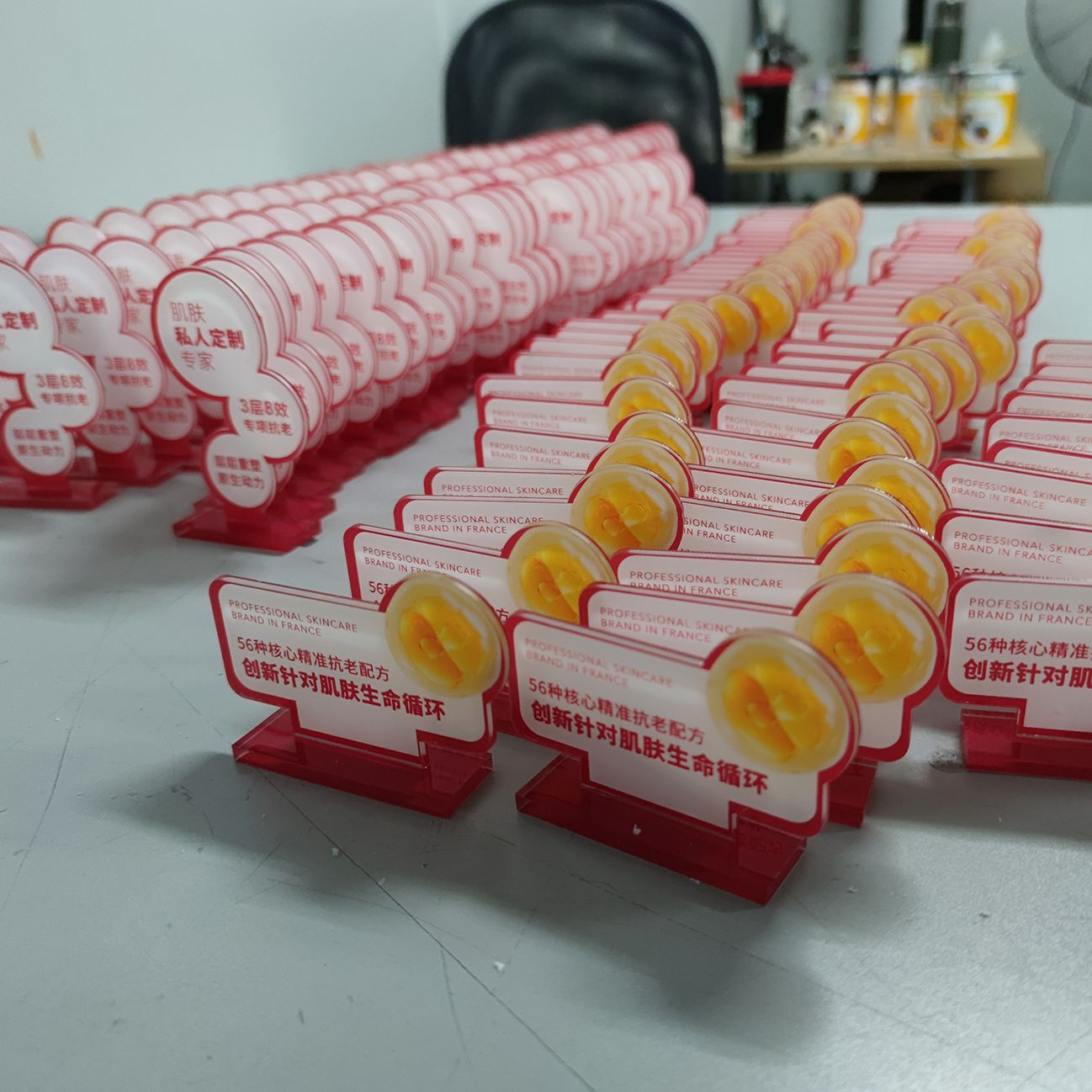 亚克力彩色桌牌化妆品展示立牌有机玻璃uv印刷标志牌小型展牌 图片 4
